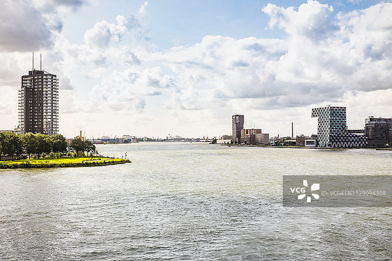 河流和摩天大楼，鹿特丹，南荷兰，荷兰图片素材