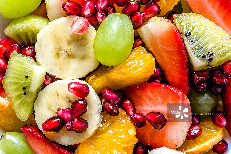 清爽夏日水果沙拉，五彩缤纷的水果背景图片素材