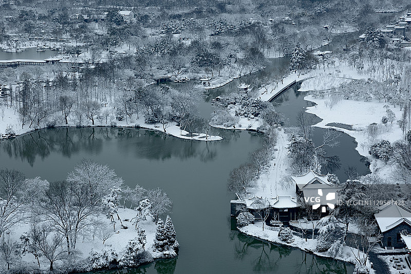 鸟瞰白雪覆盖的瘦西湖，扬州，中国图片素材