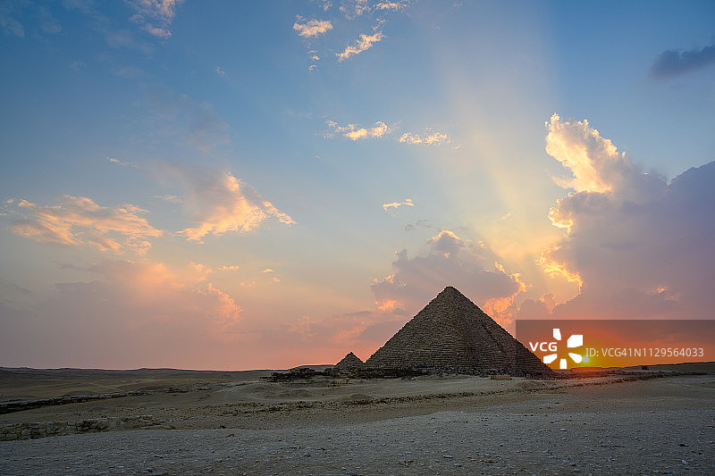 埃及吉萨大金字塔的日落景象图片素材