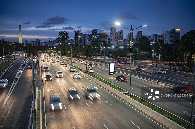 夜间巴西圣保罗高速公路上的汽车图片素材