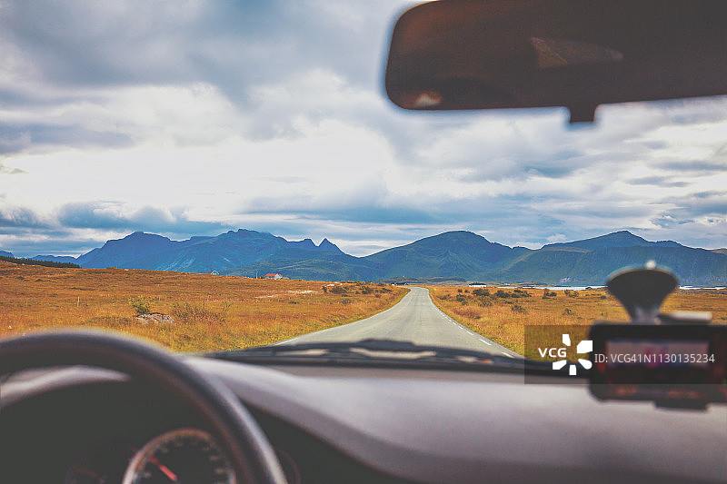 开车在去山上的路上。从挡风玻璃上看到挪威美丽的自然风光图片素材
