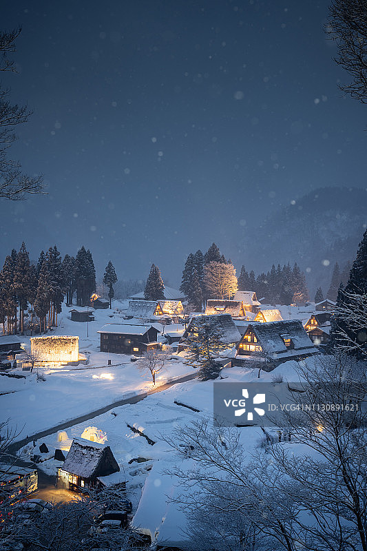 日本村庄在冬天的晚上暴风雪图片素材