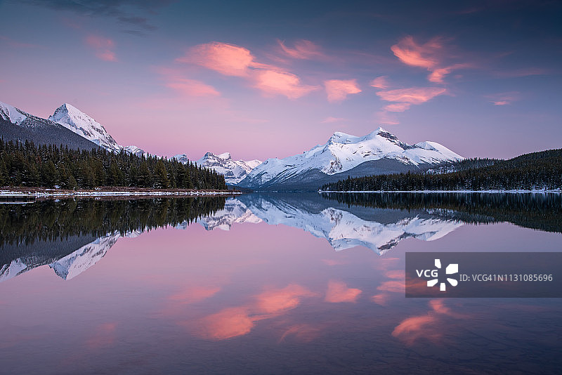 加拿大阿尔伯塔省的落基山脉贾斯珀国家公园的恶性湖日落图片素材
