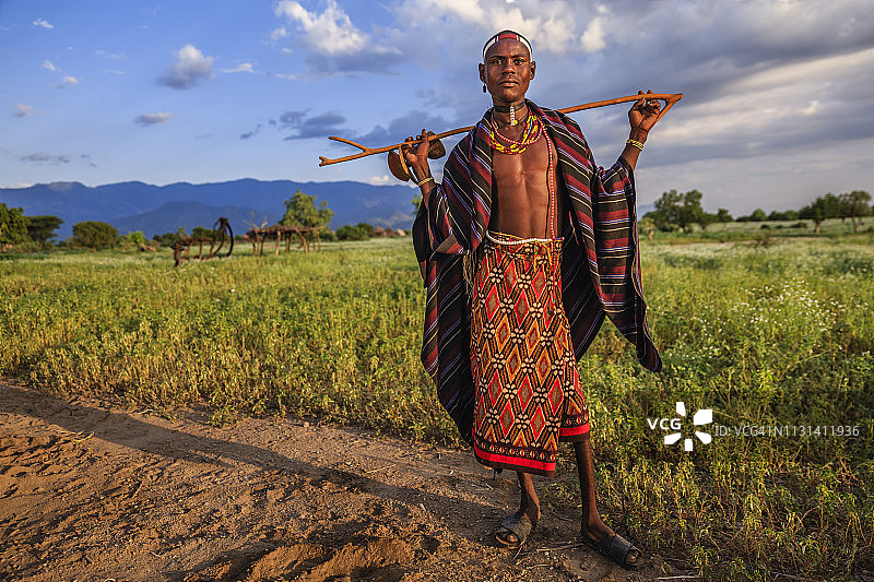 来自非洲埃塞俄比亚Erbore部落的年轻人的肖像图片素材
