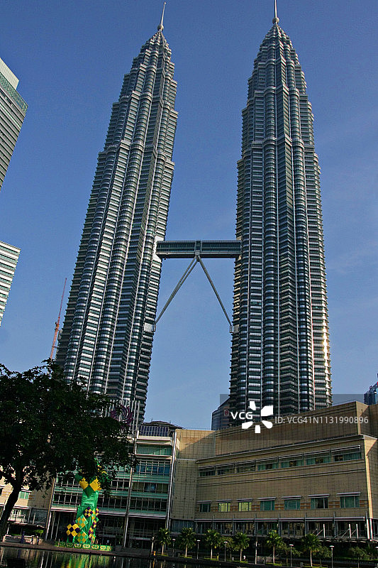 马来西亚吉隆坡清晨的公园Petronas塔图片素材