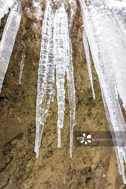 冰柱在冻结的石头上结晶体。户外和冬季图片素材