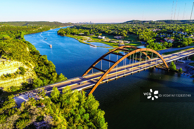 无人机在日落碧绿的春天景观的便士backer桥奥斯汀德克萨斯州图片素材