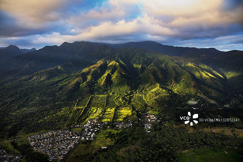 鸟瞰图毛伊岛绿色山，夏威夷图片素材