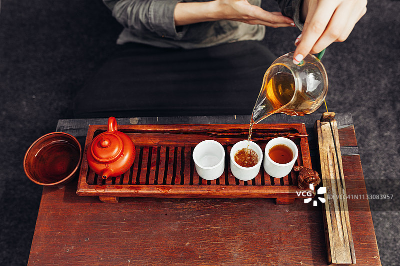 传统的茶道由女人的手来完成图片素材