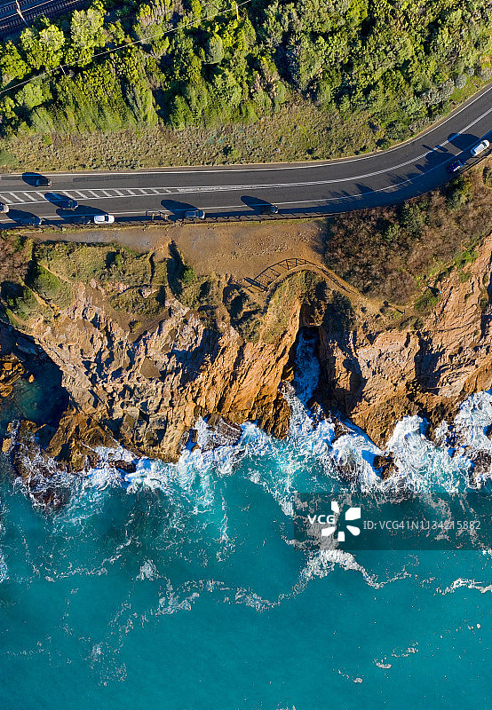 意大利托斯卡纳的沿海道路和悬崖的无人机视图。图片素材