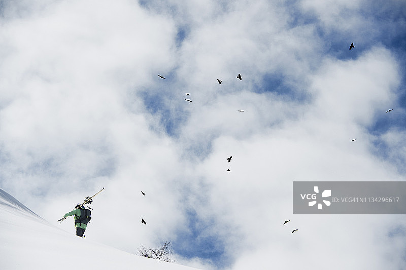 男性滑雪者跋涉上雪山，阿尔卑斯，罗讷-阿尔卑斯，法国图片素材