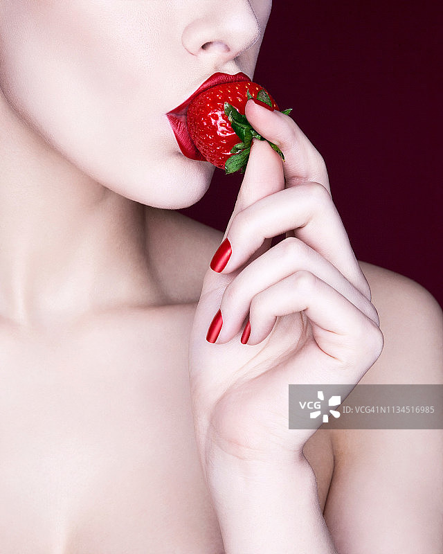 女子吃草莓图片素材