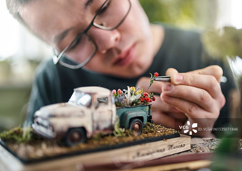 年轻人做小型货车的古董模型图片素材