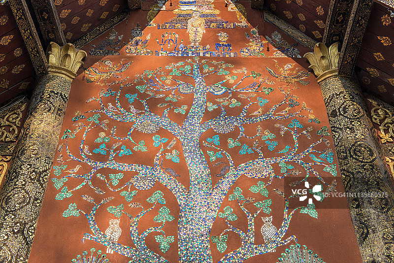 这幅美丽的玻璃马赛克画描绘了生命之树，位于老挝中北部的琅勃拉邦，琅勃拉邦是联合国教科文组织世界遗产小镇的标志性寺庙。图片素材