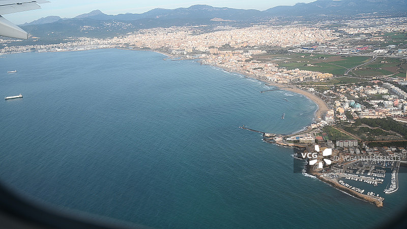 从飞机上俯瞰西班牙的马略卡岛。图片素材