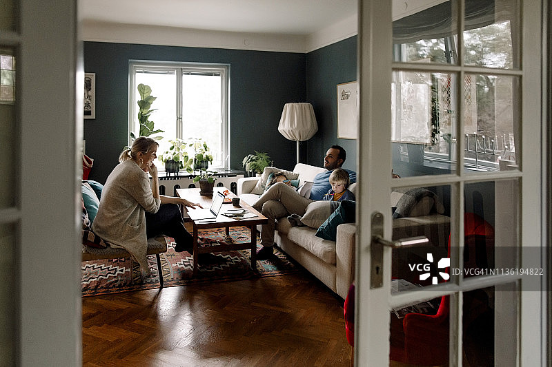 家庭使用各种技术在客厅透过门口看到在家里图片素材