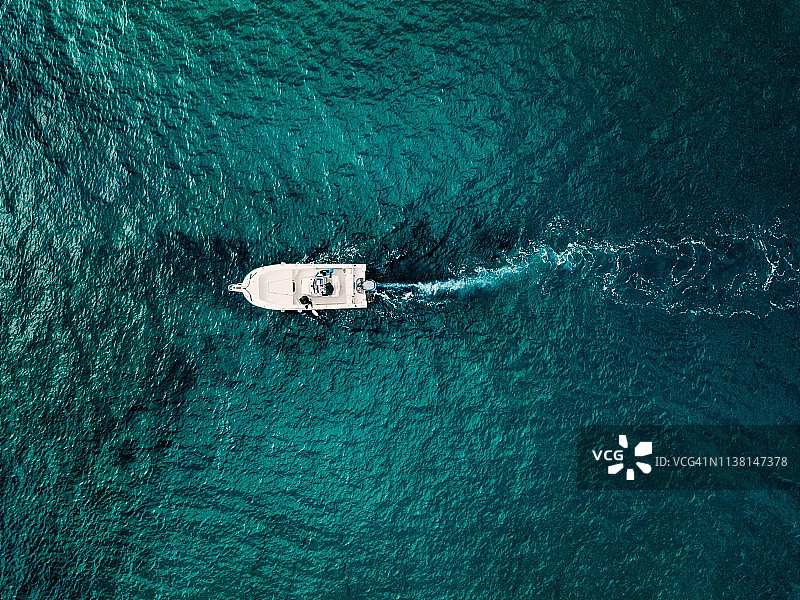 航拍的快艇在意大利的蓝色大海中运动。图片素材