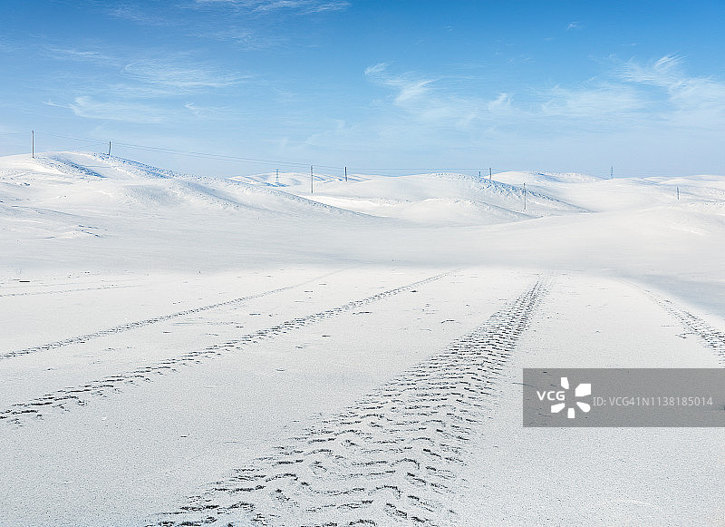 新疆天山雪景中车辆行驶轨迹图片素材