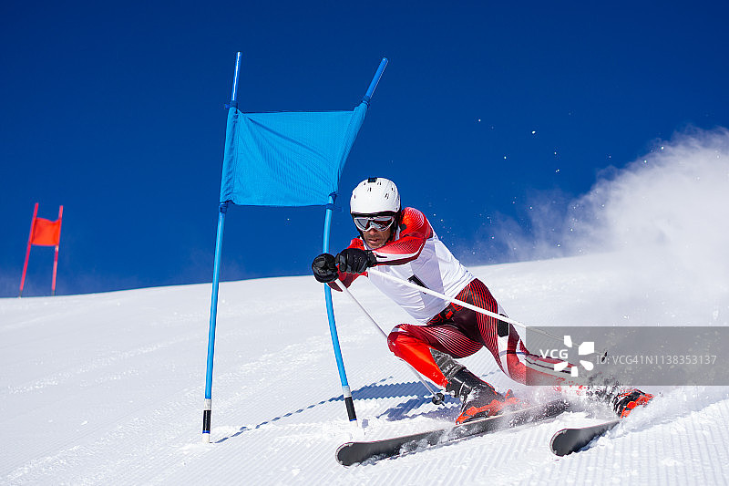 滑雪运动员在大回转比赛中触门图片素材