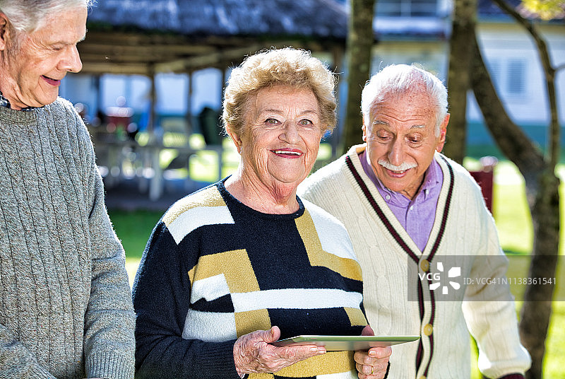 老年人在退休社区享受户外活动。休闲的概念图片素材