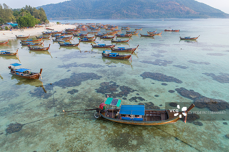 鸟瞰图长尾船在泰国里皮岛图片素材