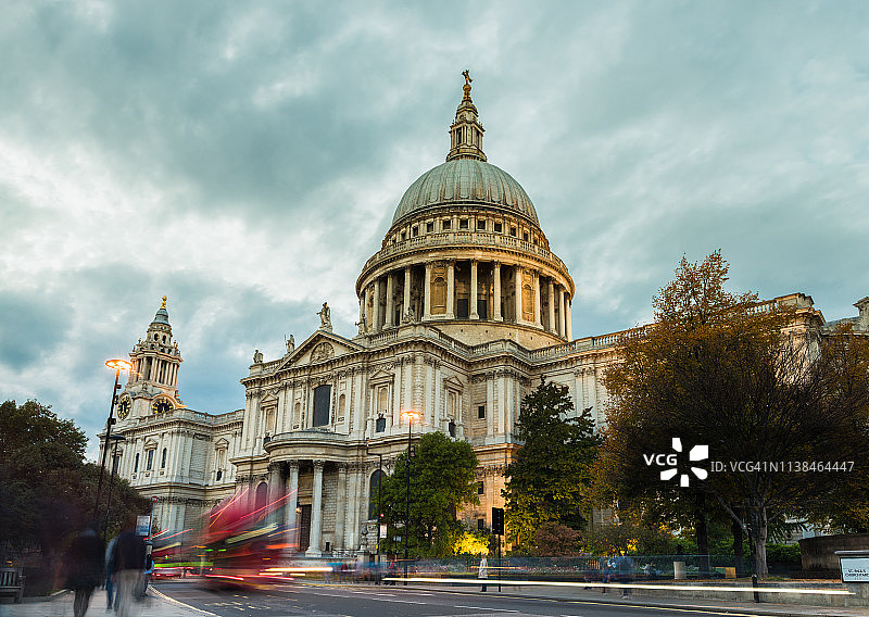 圣保罗大教堂，伦敦，黄昏图片素材