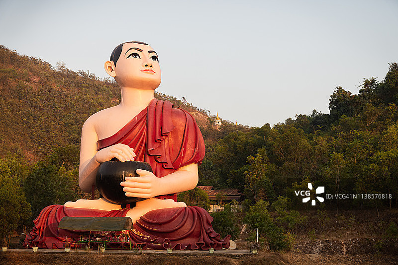 一个佛教僧侣的巨大雕像在Yadana Taung，毛淡棉，孟邦，缅甸图片素材
