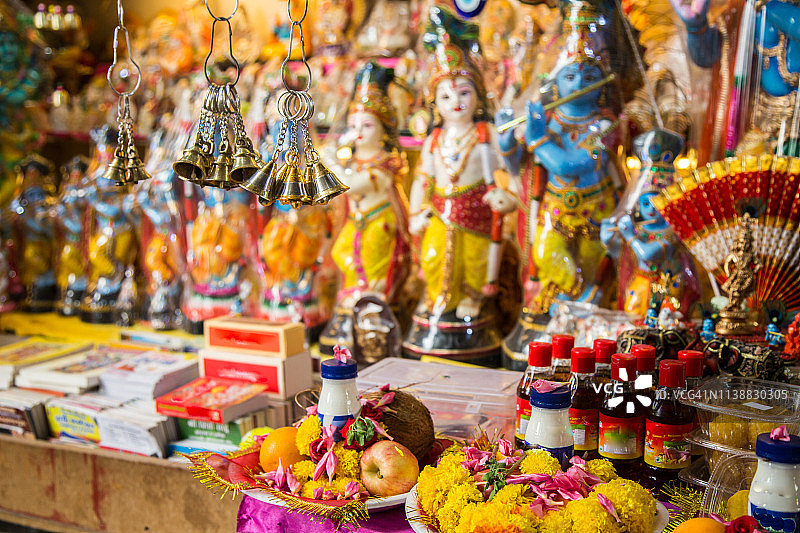 在迪拜印度花卉市场的印度神像和花祭图片素材