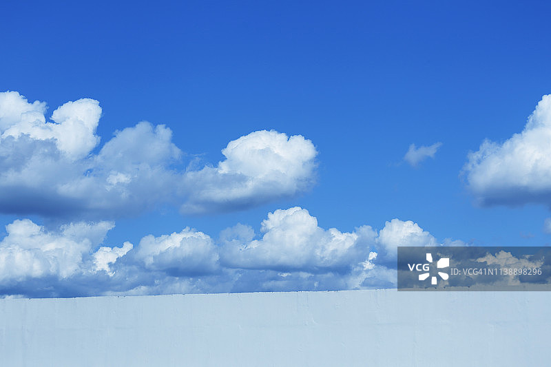 低角度的墙对多云的天空图片素材