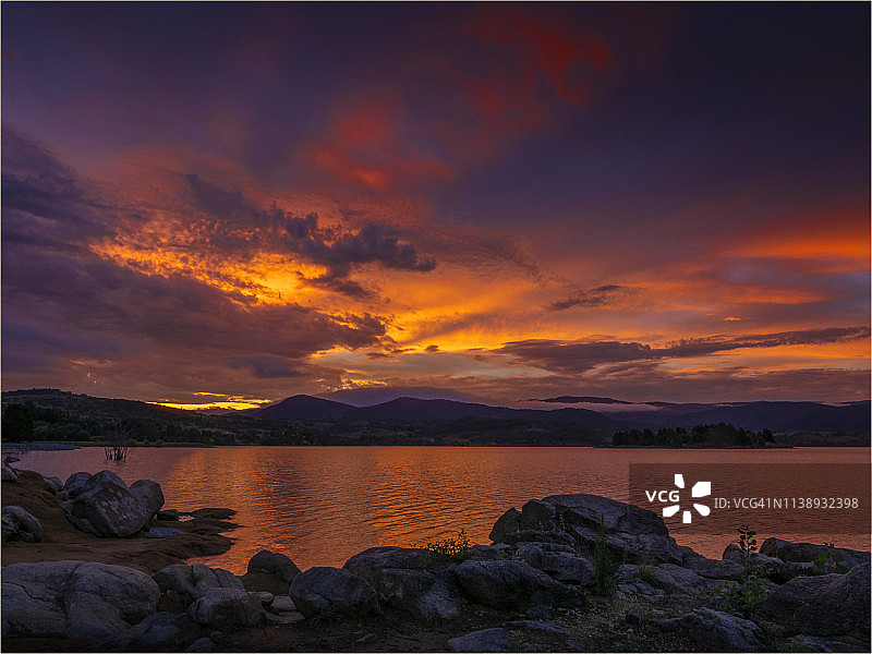夏末的黄昏反映了壮丽的天空在金达比恩湖在雪山高山国家，南新南威尔士州，澳大利亚。图片素材