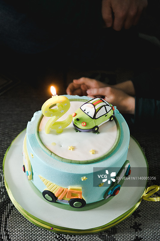 男孩和生日蛋糕。2号生日蛋糕图片素材