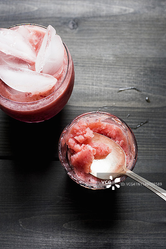 新鲜冰水果草莓格兰尼塔饮料杯图片素材