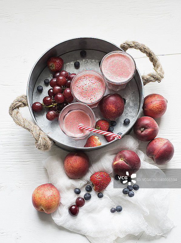 一杯新鲜的水果冰沙，樱桃，油桃和黑莓图片素材