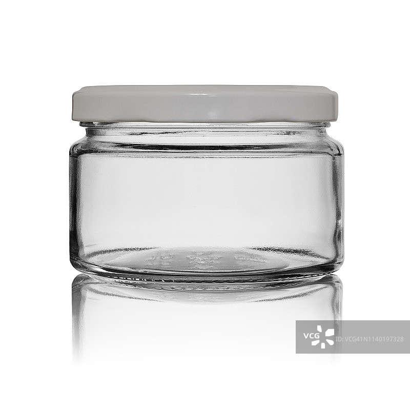 装有食物罐头的玻璃空罐，带有反射的白色金属盖。孤立在白色背景上图片素材