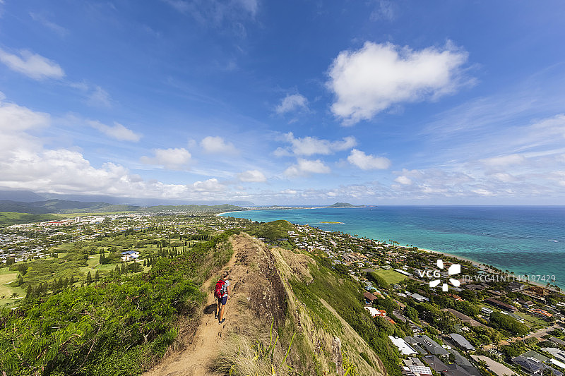 美国，太平洋，夏威夷，瓦胡岛，凯卢阿，女徒步旅行者在Lanikai Pillbox步道，凯瓦山脊步道图片素材
