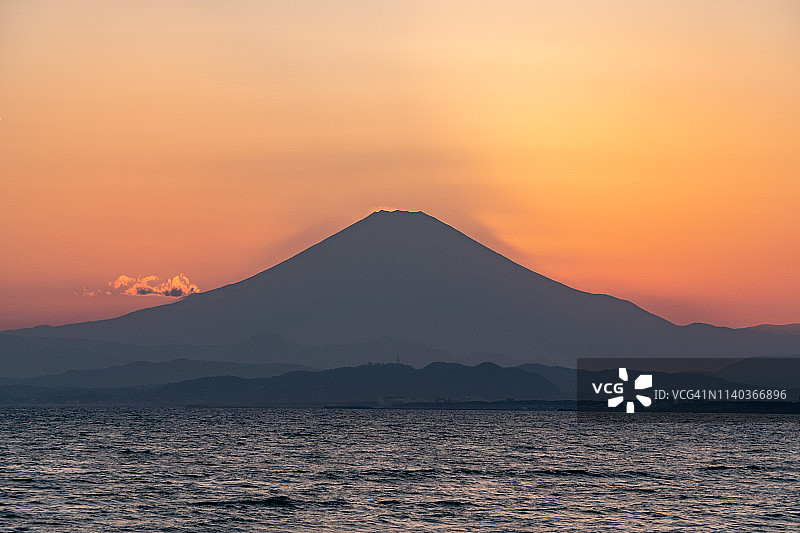 日本富士山顶上的钻石夕阳图片素材