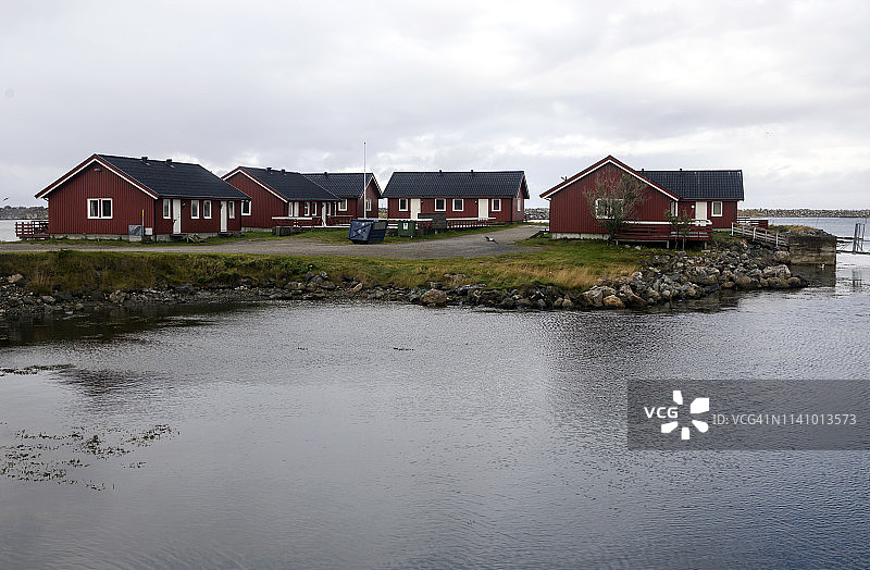 靠近海边的斯堪的纳维亚房屋图片素材