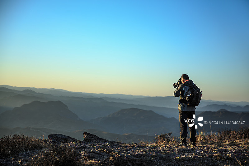《山顶上》的年轻摄影师图片素材
