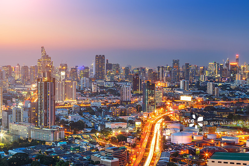 鸟瞰泰国首都曼谷市中心天际线，日落时的城市景观，泰国曼谷景观。商圈夜景。本空间图片素材