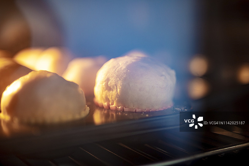 烤箱中新鲜出炉的松饼图片素材