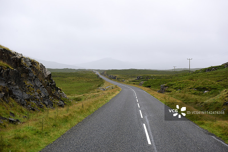 苏格兰高地阿克摩尔的蜿蜒道路图片素材