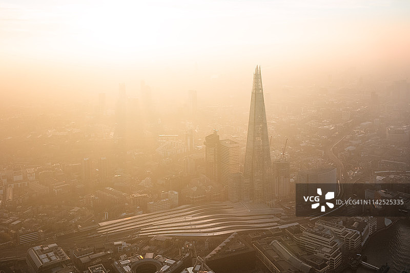 夕阳下碎片大厦的鸟瞰图，伦敦，英国图片素材