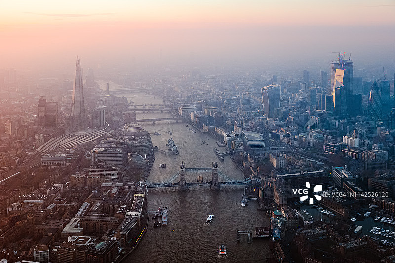 鸟瞰图塔桥和伦敦城，英国图片素材
