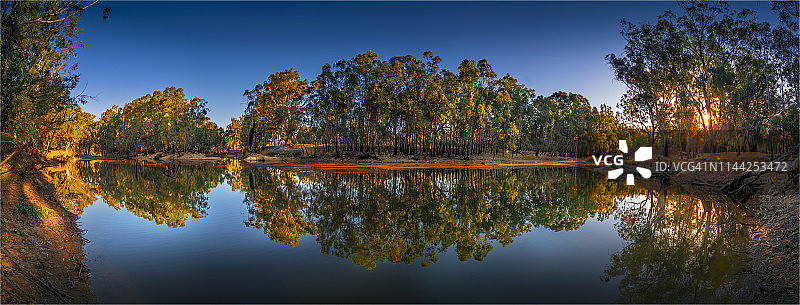澳大利亚新南威尔士州科罗瓦的墨累河附近，在墨累谷国家公园的比拉邦河岸上，黄昏前的傍晚阳光。图片素材