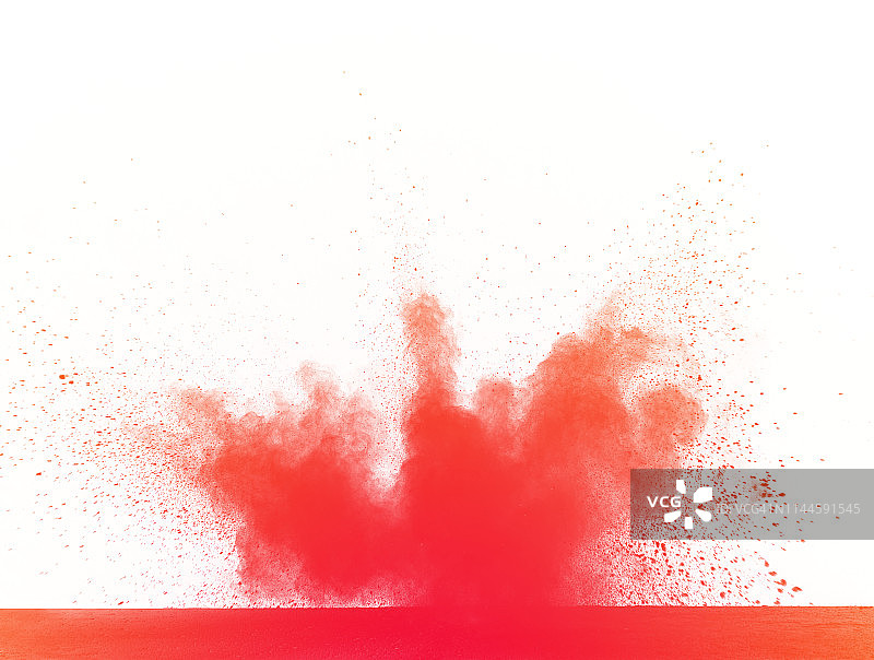 在白色的背景上，由红色的烟雾和粉末颗粒组成的云团撞击而成的爆炸。图片素材