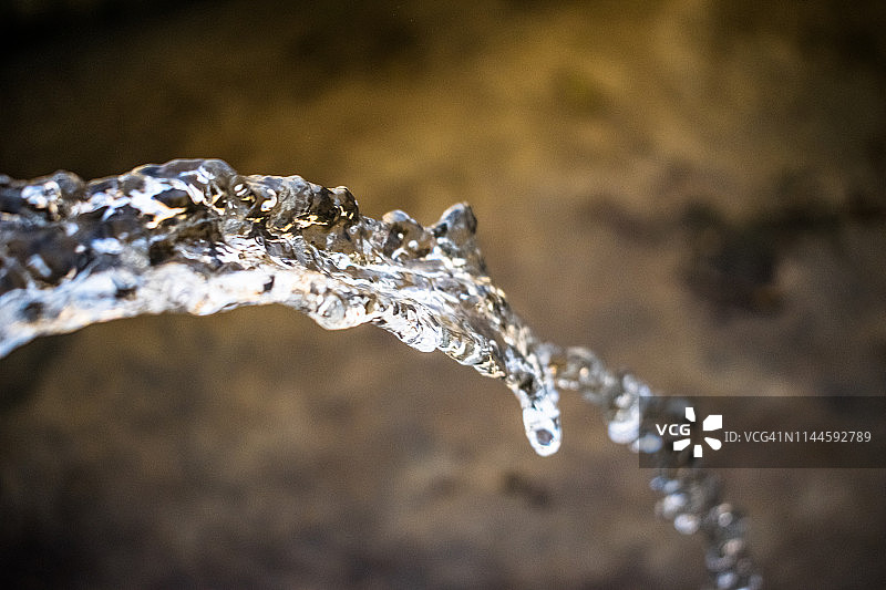 低压甜水冲出水带造成水危机图片素材