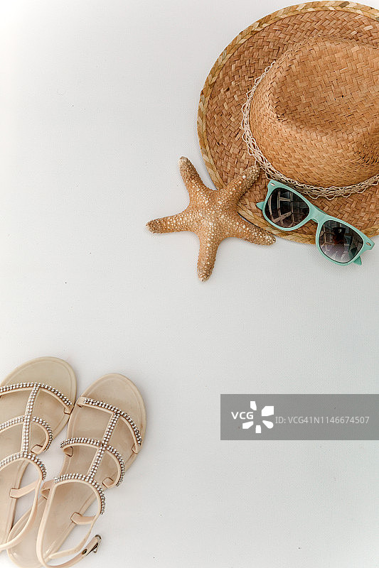 凉鞋，太阳镜和女性太阳帽。FLATLAY图片素材