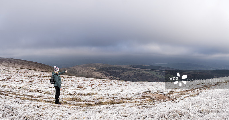 英国，威尔士，布雷肯Beacons，克雷格·范·杜，女性徒步旅行的冬季景观图片素材