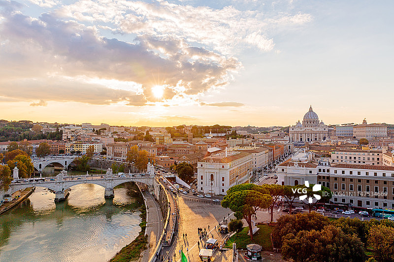 意大利，罗马与台伯河和梵蒂冈的日落天际线图片素材